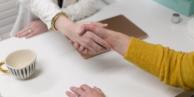Acuerdo entre dos personas en una reunión